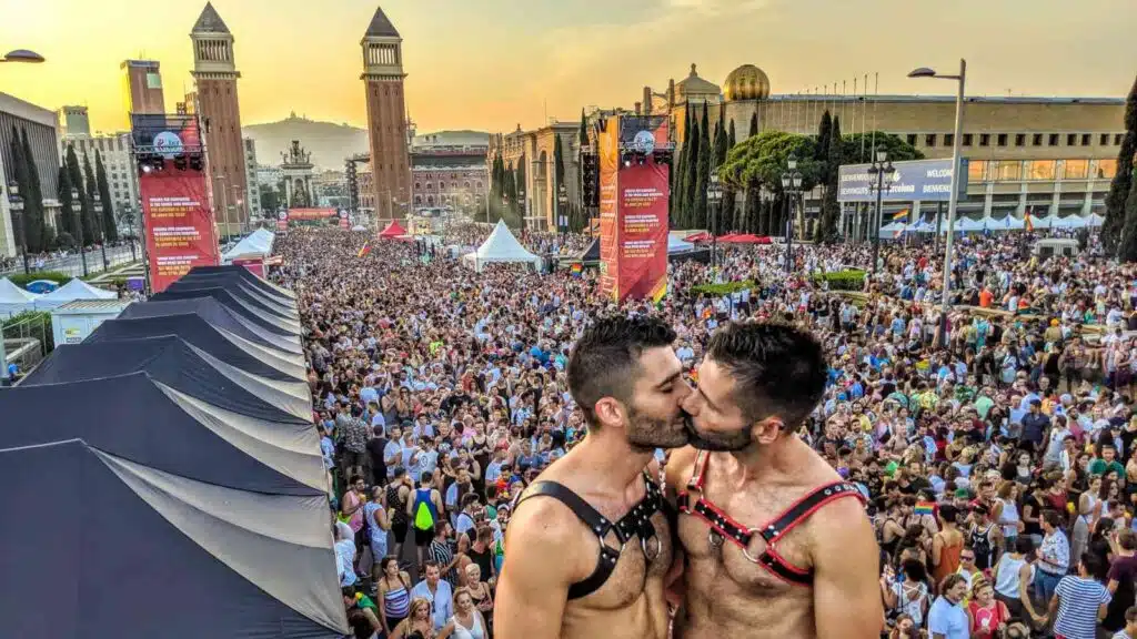 Gay-couple-kissing-at-Barcelona-Pride