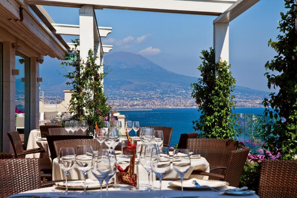 Naples Guide -Grand Hotel Vesuvio Naples