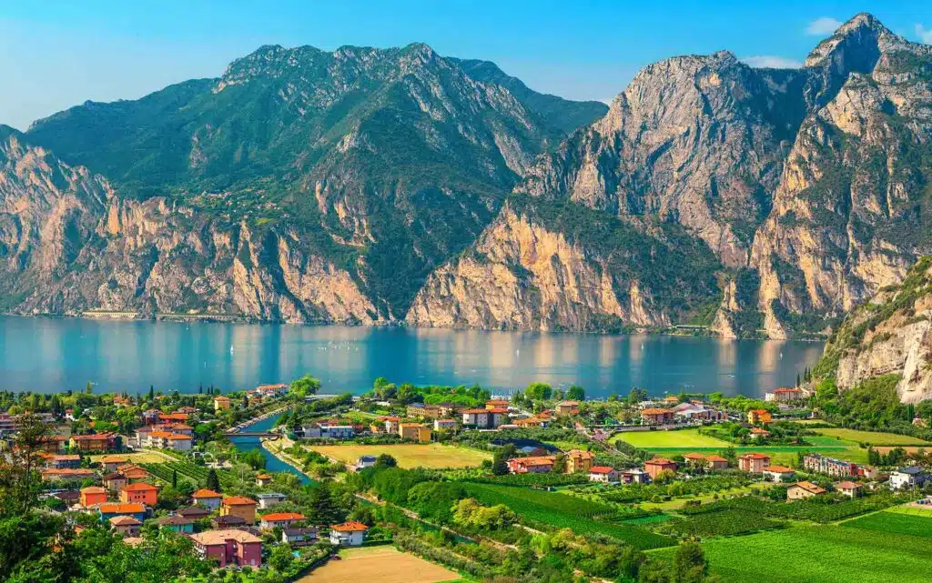 lake-garda-with-mountains