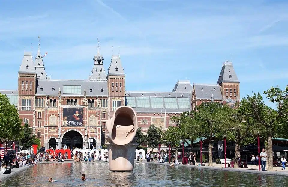 rijksmuseum and water in museum square_x960